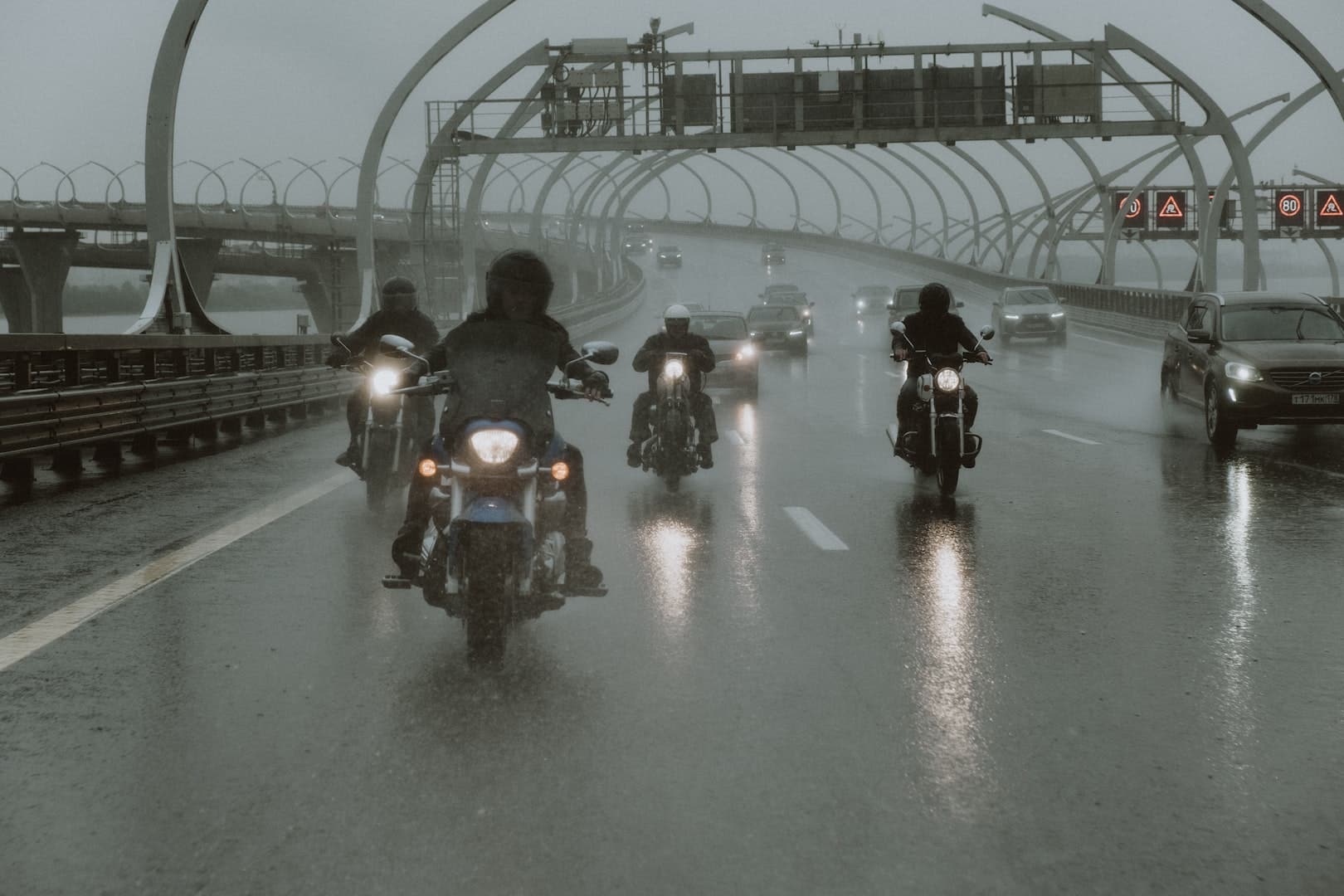 moto sous la pluie